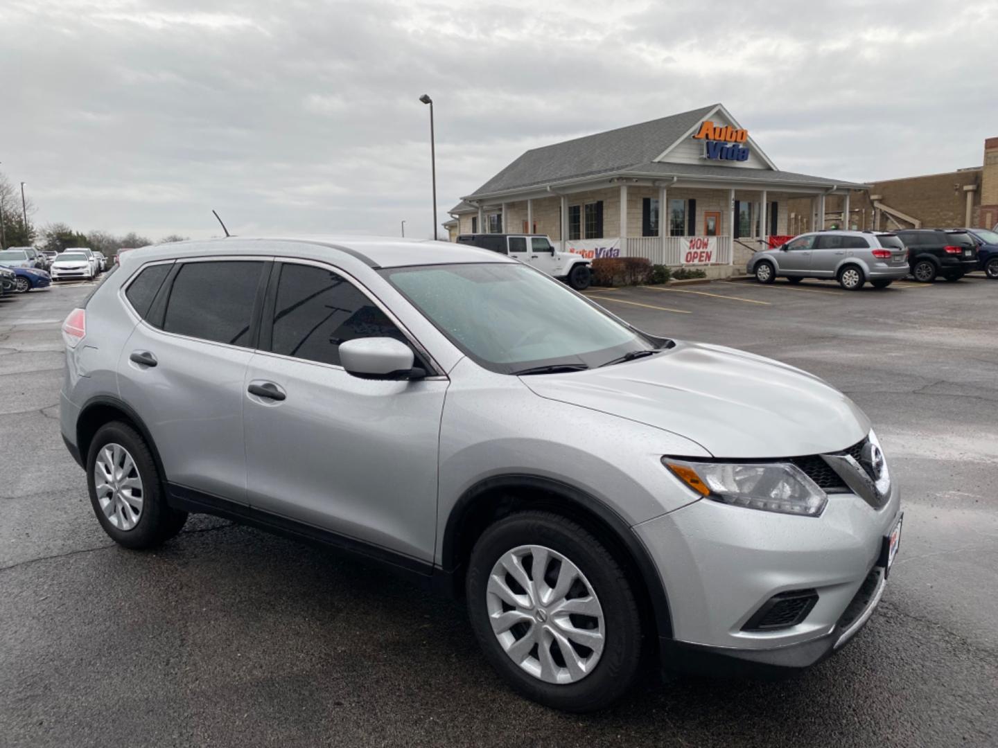 2016 SILVER Nissan Rogue S 2WD (KNMAT2MT7GP) with an 2.5L L4 DOHC 16V engine, CVT transmission, located at 420 I-35E, Lancaster, TX, 75146, (469) 297-4144, 32.593929, -96.823685 - Photo#3